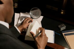 書類を調べる探偵のイメージ
