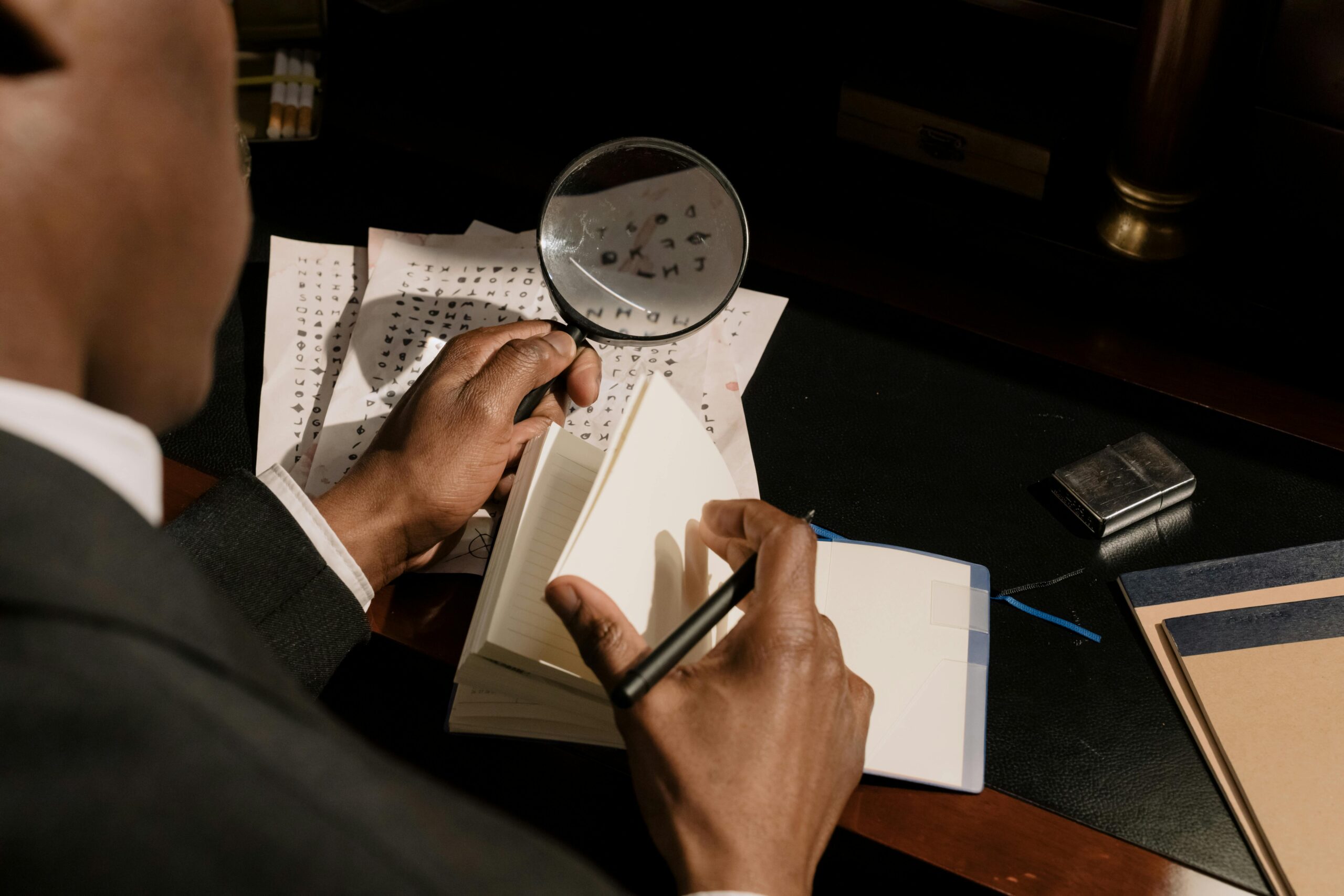 書類を調べる探偵のイメージ